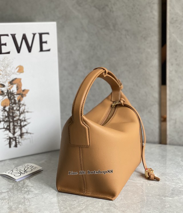 Loewe專櫃2022全新cubi全皮飯盒包 羅意威納帕牛皮便當包腋下包 型號10233 lyw1107